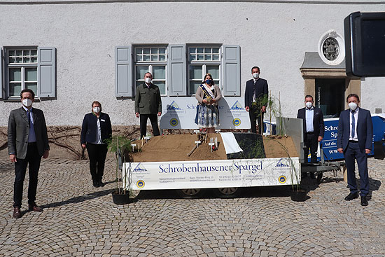Spargelanstich 2021 im Pflegschloss Schrobenhausen mit Wirtschaftsminister Hubert Aiwanger und Spargelökönigin Juliane Wenger am 14.04.2021  (Foto: Martin Schmitz)